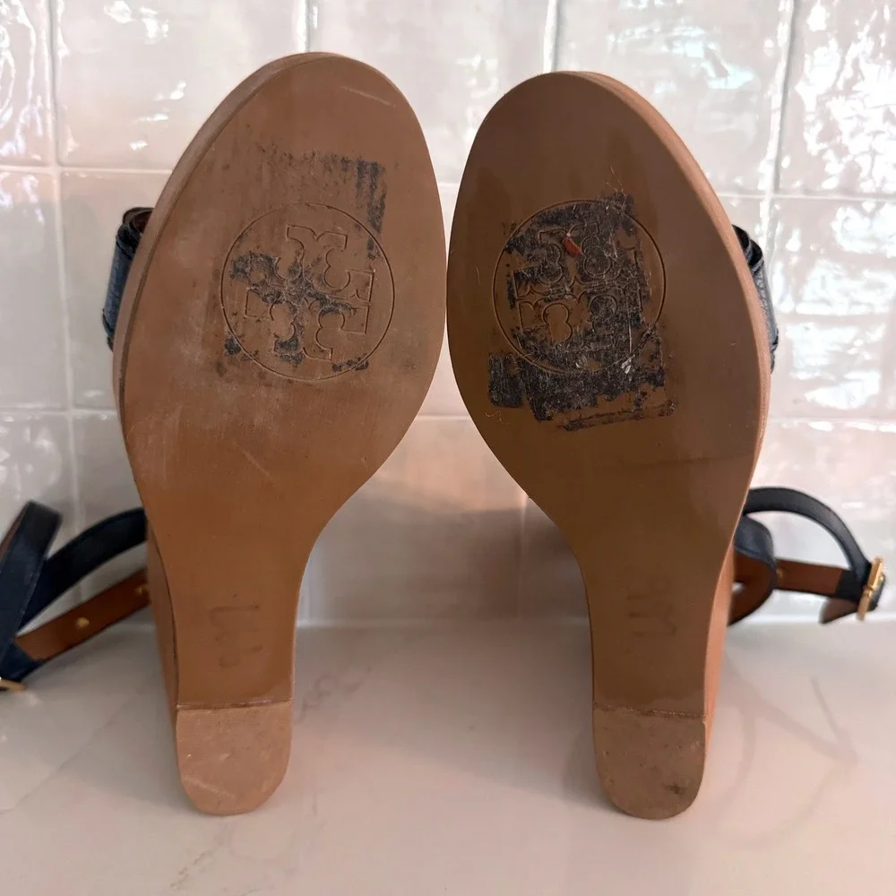 Tory Burch Elina Wedge Sandals Women 9.5 Navy Blue Pebbled Leather Gold Logo
